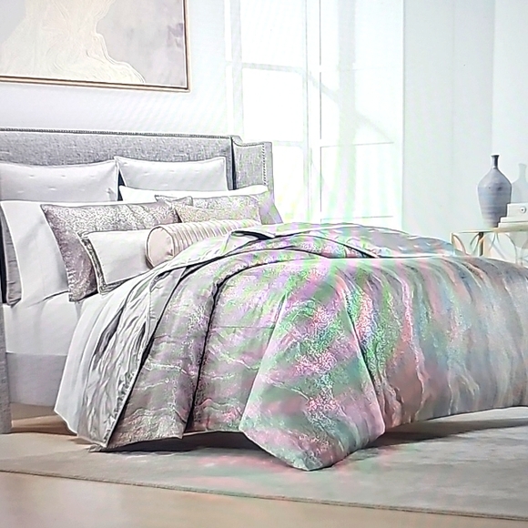 2-PC SIZE KING HOTEL COLLECTION COMFORTER & SHEET SET. - Picture 4 of 10